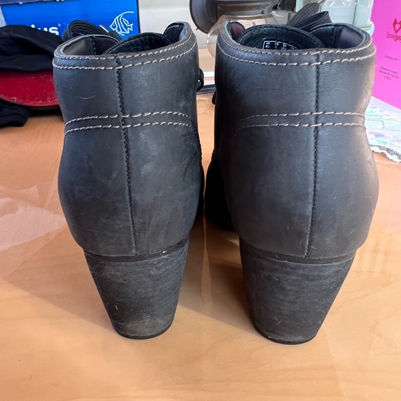 Clarks unstructured shoe/boot - Picture 3 of 4